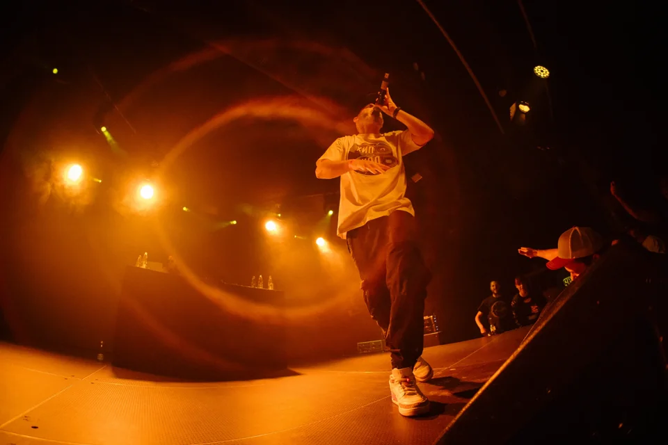 На сцената под златистите прожектори
