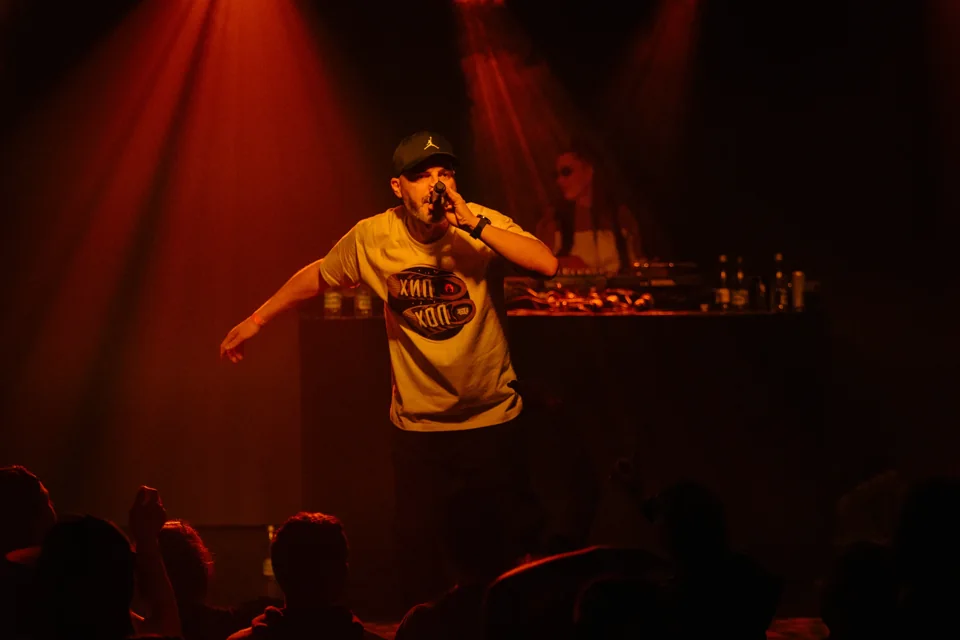 IMP и DJ зад пулта под червена светлина